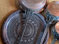 Lot 212 - schaal met koperen pannen oud keukengerei - afbeelding 2 van  3