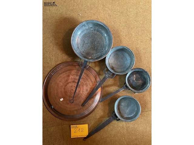 Lot 212 - schaal met koperen pannen oud keukengerei - afbeelding 3 van  3