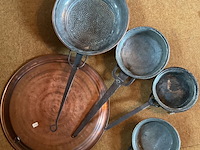 Lot 212 - schaal met koperen pannen oud keukengerei - afbeelding 3 van  3