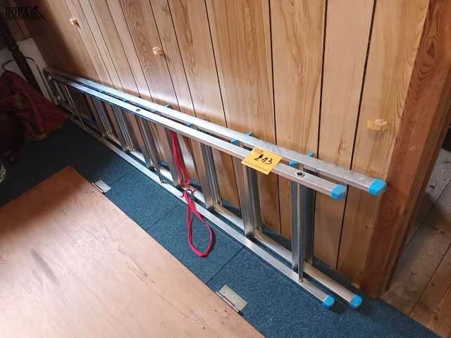 Lot 213 - aluminium trapladder - afbeelding 1 van  2
