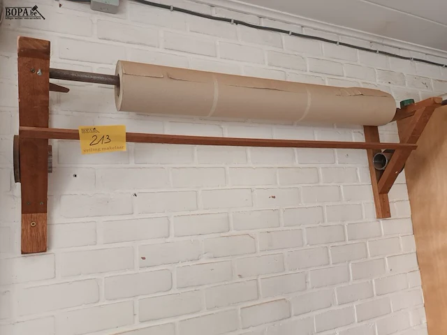 Lot 213 - houten papierafroller - afbeelding 1 van  2