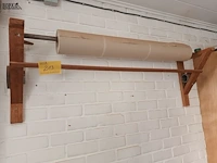 Lot 213 - houten papierafroller - afbeelding 1 van  2