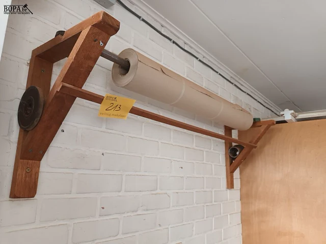 Lot 213 - houten papierafroller - afbeelding 2 van  2
