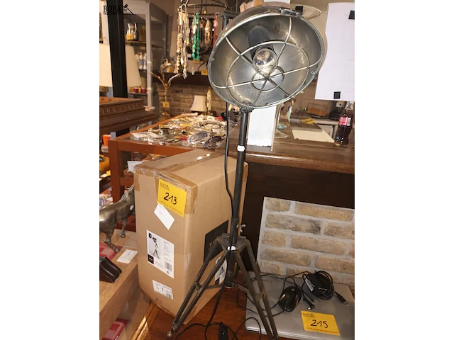 Lot 213 - industriële vloerlamp - afbeelding 1 van  3
