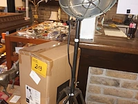 Lot 213 - industriële vloerlamp - afbeelding 1 van  3