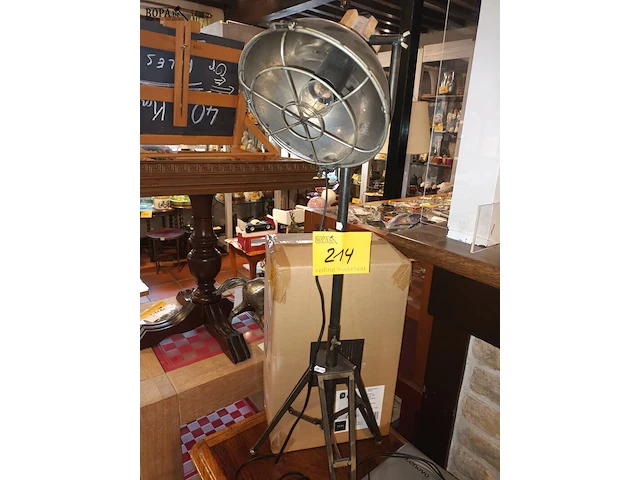 Lot 214 - industriële vloerlamp - afbeelding 1 van  4