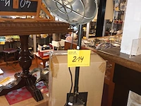 Lot 214 - industriële vloerlamp - afbeelding 1 van  4