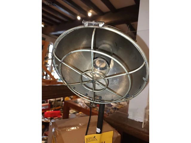Lot 214 - industriële vloerlamp - afbeelding 2 van  4