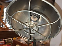 Lot 214 - industriële vloerlamp - afbeelding 2 van  4