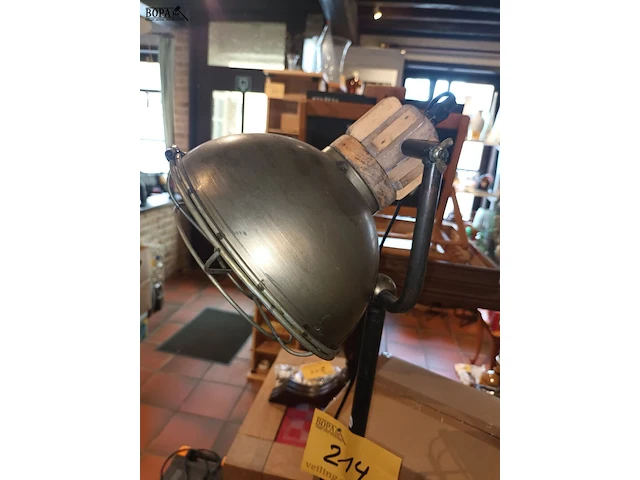Lot 214 - industriële vloerlamp - afbeelding 3 van  4