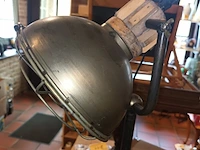 Lot 214 - industriële vloerlamp - afbeelding 3 van  4