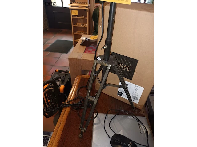 Lot 214 - industriële vloerlamp - afbeelding 4 van  4