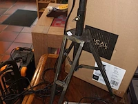 Lot 214 - industriële vloerlamp - afbeelding 4 van  4