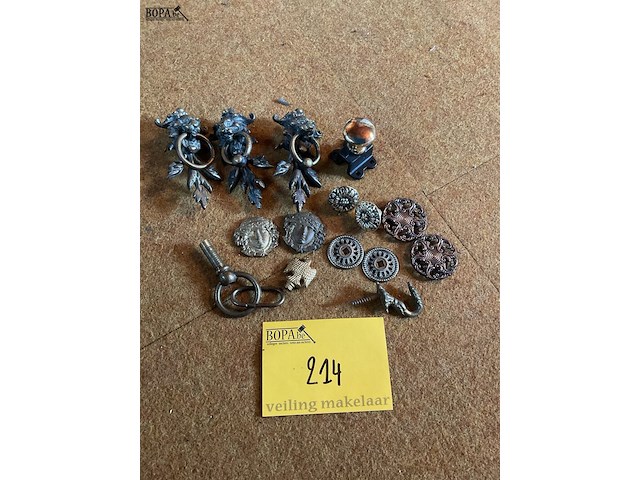 Lot 214 - koperen kleine voorwerpen beslag - afbeelding 1 van  1