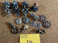 Lot 214 - koperen kleine voorwerpen beslag - afbeelding 1 van  1