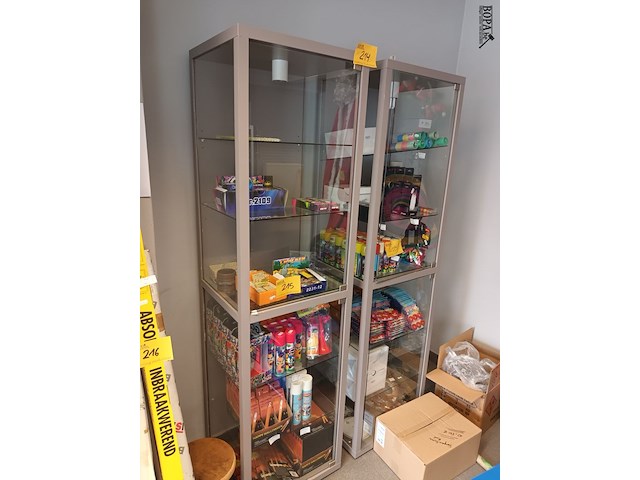 Lot 214 - vitrine kast. 2 stuks - afbeelding 1 van  3