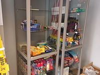 Lot 214 - vitrine kast. 2 stuks - afbeelding 1 van  3