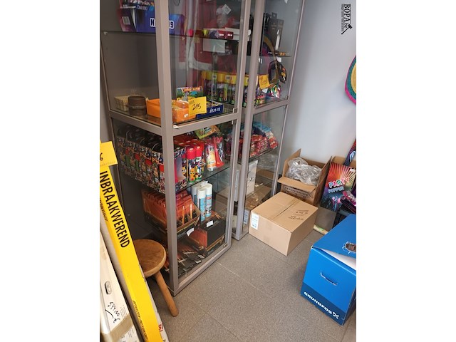 Lot 214 - vitrine kast. 2 stuks - afbeelding 2 van  3