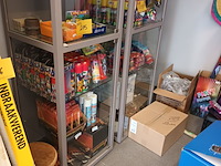 Lot 214 - vitrine kast. 2 stuks - afbeelding 2 van  3