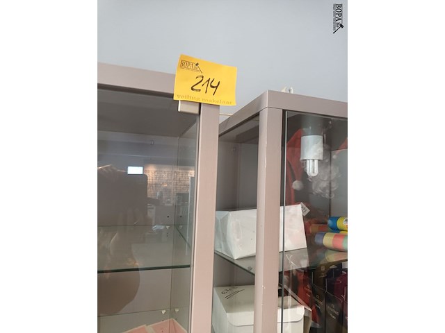 Lot 214 - vitrine kast. 2 stuks - afbeelding 3 van  3