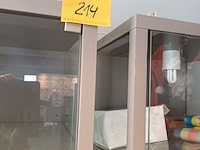 Lot 214 - vitrine kast. 2 stuks - afbeelding 3 van  3
