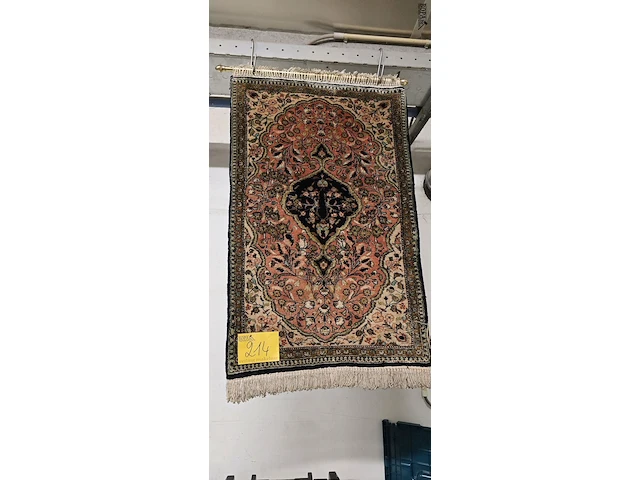 Lot 214 - wandtapijt op hangbaar 55 x 96 cm - afbeelding 1 van  1