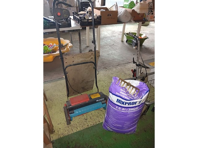 Lot 215 - grasmaaier, kar en meststof - afbeelding 1 van  4