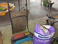 Lot 215 - grasmaaier, kar en meststof - afbeelding 1 van  4