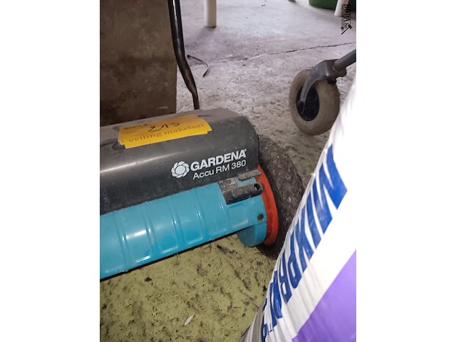 Lot 215 - grasmaaier, kar en meststof - afbeelding 2 van  4