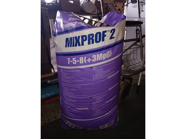 Lot 215 - grasmaaier, kar en meststof - afbeelding 3 van  4