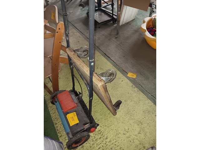 Lot 215 - grasmaaier, kar en meststof - afbeelding 4 van  4