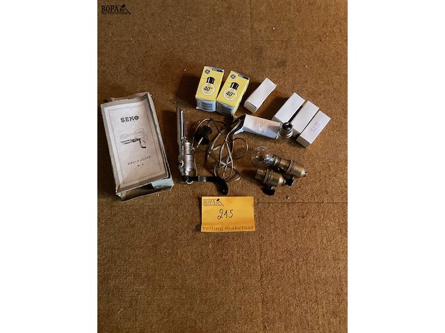 Lot 215 - oude verlichting met bijhorende lampen, o.a. seko - afbeelding 1 van  3