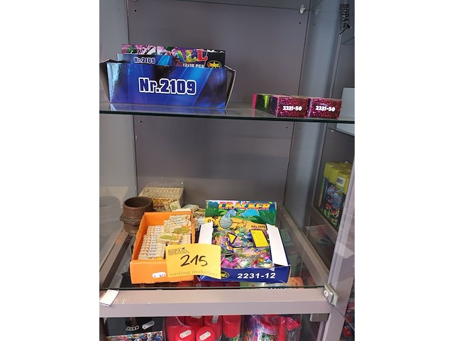 Lot 215 - party materiaal. inhoud vitrine kasten - afbeelding 1 van  8