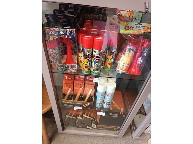 Lot 215 - party materiaal. inhoud vitrine kasten - afbeelding 2 van  8