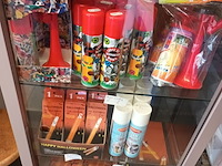 Lot 215 - party materiaal. inhoud vitrine kasten - afbeelding 2 van  8