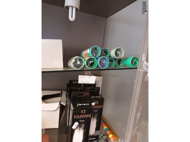 Lot 215 - party materiaal. inhoud vitrine kasten - afbeelding 6 van  8