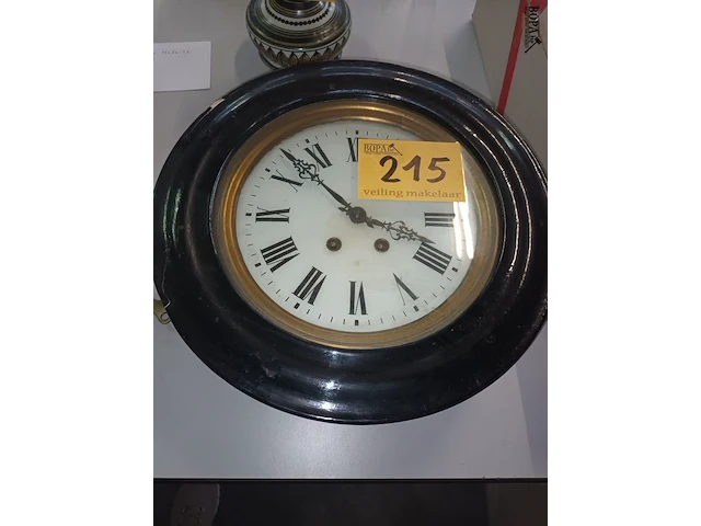 Lot 215 - ronde antiek klok - afbeelding 1 van  4