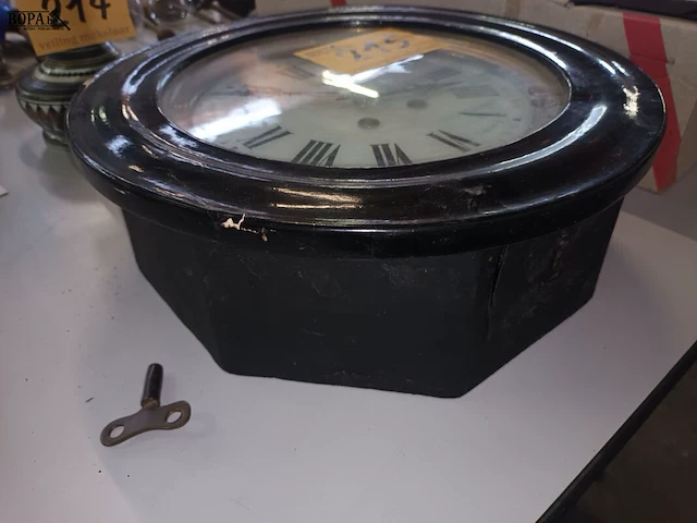 Lot 215 - ronde antiek klok - afbeelding 2 van  4