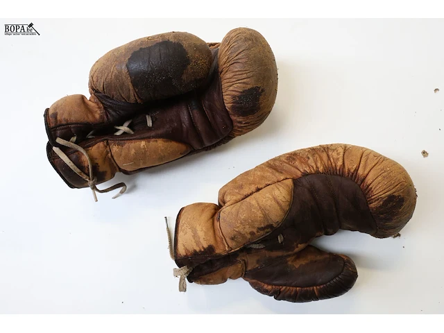 Lot 215 - vintage lederen bokshandschoenen - afbeelding 2 van  2