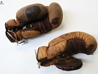 Lot 215 - vintage lederen bokshandschoenen - afbeelding 2 van  2