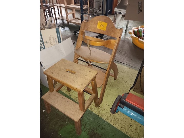 Lot 216 - kinderstoel en trapje - afbeelding 1 van  1