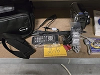 Lot 216 - video camera's 2 stuks met toebehoren - afbeelding 1 van  5