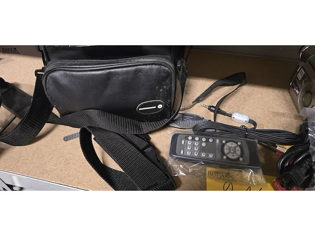 Lot 216 - video camera's 2 stuks met toebehoren - afbeelding 3 van  5