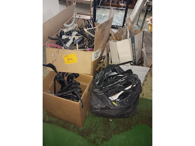 Lot 217 - kleerhangers - afbeelding 1 van  1