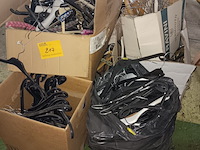 Lot 217 - kleerhangers - afbeelding 1 van  1