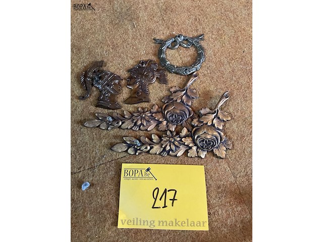 Lot 217 - klein koperen beslag (soldaatjes-bloemdecor) - afbeelding 1 van  1