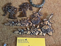 Lot 217 - klein koperen beslag (soldaatjes-bloemdecor) - afbeelding 1 van  1