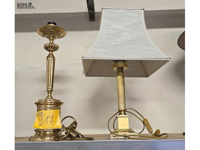 Lot 217 - lampedaires met koperen voet 2 stuks - afbeelding 1 van  3