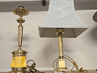 Lot 217 - lampedaires met koperen voet 2 stuks - afbeelding 1 van  3