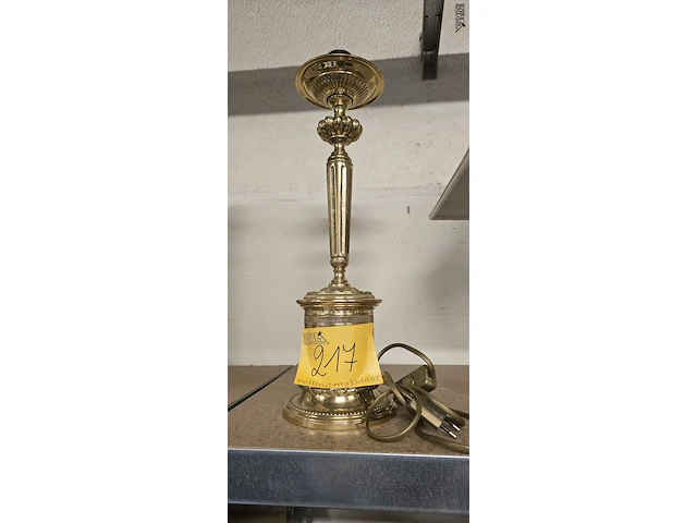 Lot 217 - lampedaires met koperen voet 2 stuks - afbeelding 3 van  3